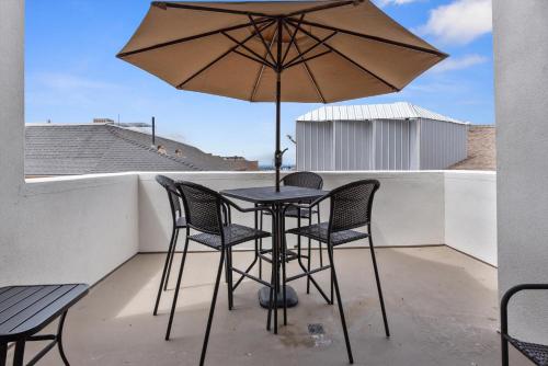 Un balcón o terraza de Beach House Inn & Suites