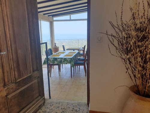 uma porta aberta para uma sala de jantar com uma mesa em A Caserella Chambres d'hôtes em Valle-di-Campoloro