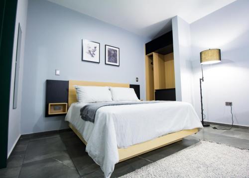 a bedroom with a large bed with white sheets at Nidah Condominios in Durango