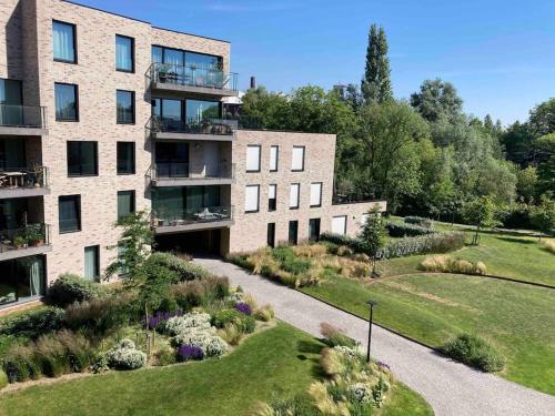 - une vue extérieure sur un bâtiment avec un jardin dans l'établissement Cozy two bedroom Apartment near city centre Gent, à Gand
