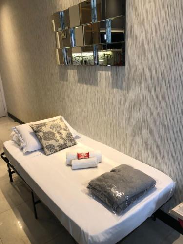 Una cama o camas en una habitación de Flat Vip 5 Estrelas Granja Vianna Luxuoso e Sofisticado Alto Padrão Animália Park!