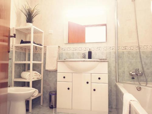 uma casa de banho com um lavatório, um WC e um espelho. em Apartment - The Little Gem em Lagos
