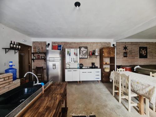una cocina con fregadero y refrigerador en MARE 3 - DE PEDRA - natureza, en Torres