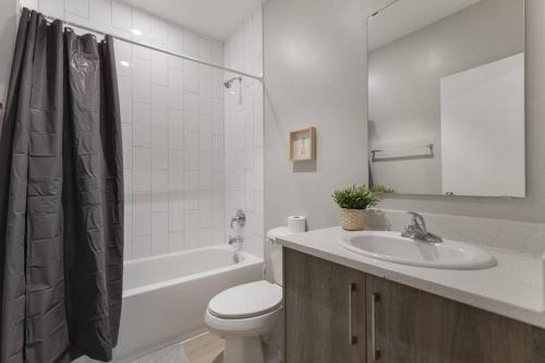 een badkamer met een wastafel, een toilet en een bad bij Fantastic Townhouse 15minutes from the Beach in Miami