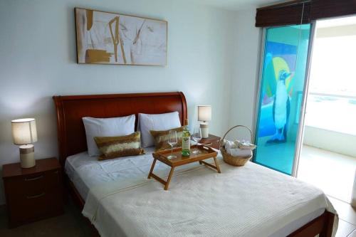 um quarto com uma cama com uma mesa em Ecusuites Salinas Resort 7F Departamento Piscina em Salinas