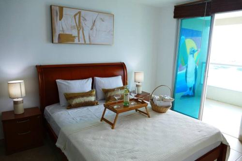 Un pat sau paturi într-o cameră la Ecuabook Salinas Resort Departament