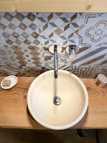a white sink in a bathroom with at La Fnera in Cavaliggi