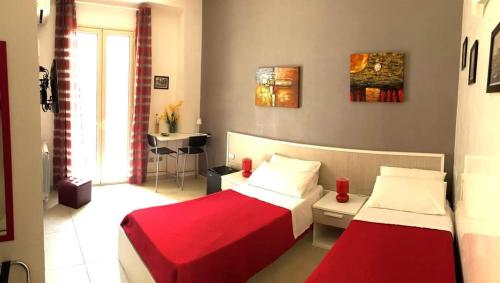シラクーサにあるCampi Elisiのベッドルーム1室(ベッド2台、赤毛布付)