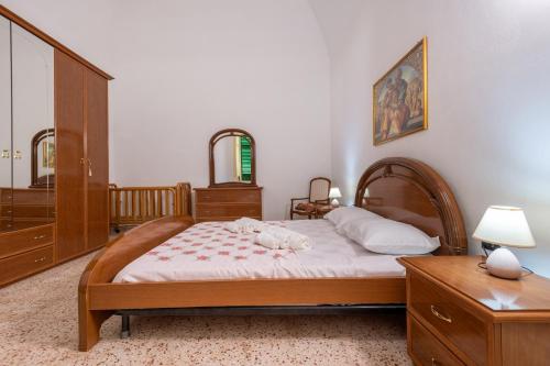 Кровать или кровати в номере Dimora Zi Santina