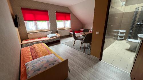 Bystrzyca GórnaにあるWilla Justynkaのベッド1台とバスルームが備わる小さな客室です。