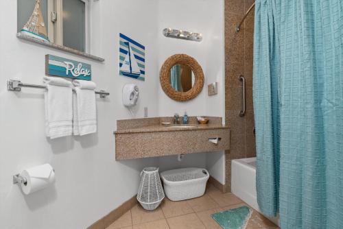 Un baño de Beach House Inn & Suites