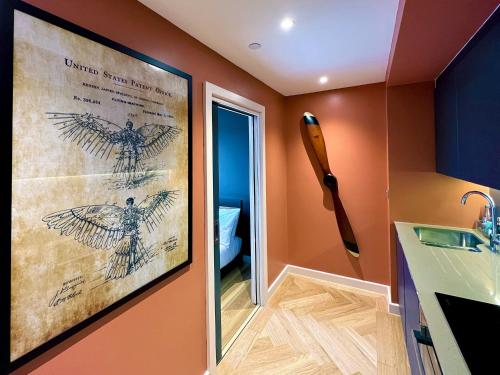 une salle de bains avec une peinture d'oiseaux sur le mur dans l'établissement The Aviator's Attic - Luxury City Centre Retreat, à York