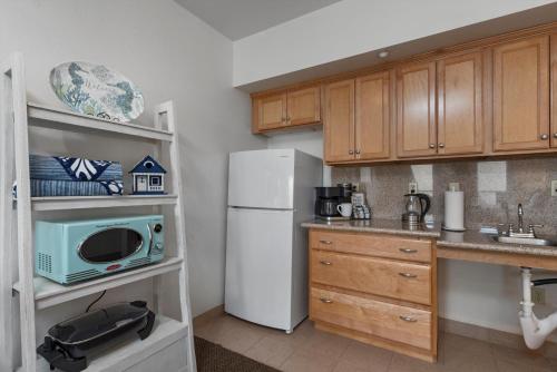 Una cocina o zona de cocina en Beach House Inn & Suites