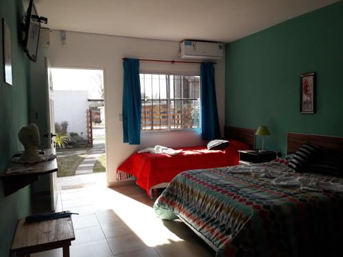 1 dormitorio con cama y ventana en APART DEUFELL en Embalse