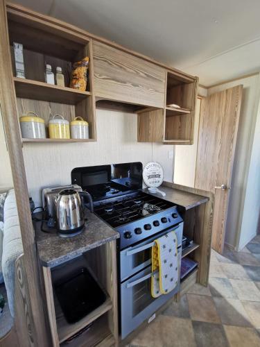 Dapur atau dapur kecil di Caravan sleeps 8 at Littlesea, Weymouth