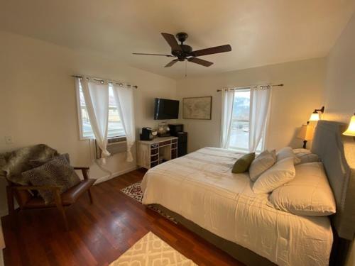 een slaapkamer met een bed en een plafondventilator bij The St Maries Inn in Saint Maries