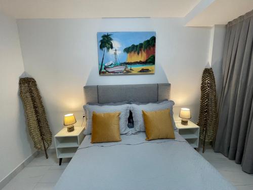 a bedroom with a bed with two night stands and two lamps at Mardisa Design by Jess Hospedagens in João Pessoa