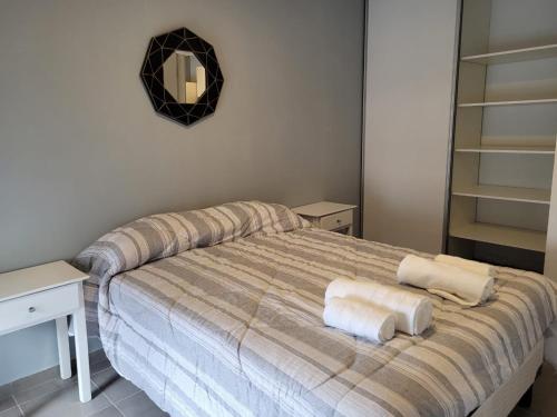 Un dormitorio con una cama con dos toallas encima. en Departamento Céntrico muy cómodo, en San Juan