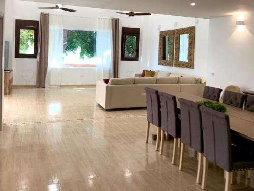 Posedenie v ubytovaní AMPLIA VIVIENDA NEW para12 pers a 4 min caminando de PLAYA con Terraza, Piscina Com, Wifi, Ventiladores de techo, Lavavajillas
