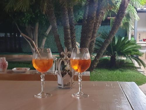 two glasses of wine sitting on a table at Romantico Wellness Casa Veronica in Elche