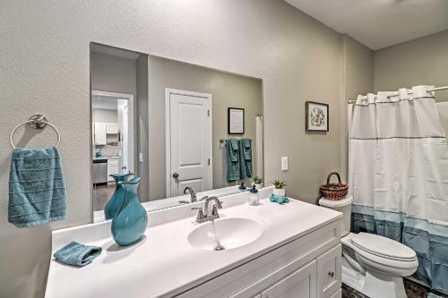 Ένα μπάνιο στο Dtwn Bull Shoals Condo 1 Mi to Lake Access!