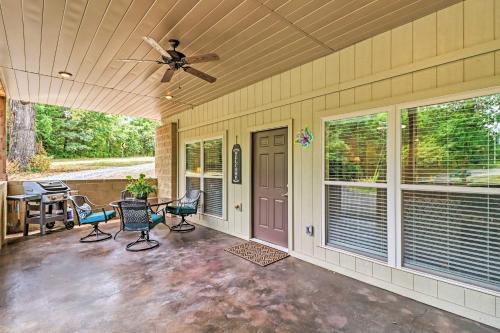 Αίθριο ή υπαίθριος χώρος στο Dtwn Bull Shoals Condo 1 Mi to Lake Access!