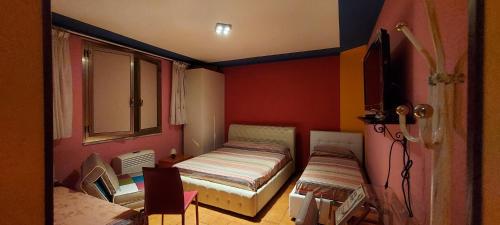 ミネルヴィーノ・ディ・レッチェにあるLife's Hotel Bのベッド1台とテレビが備わる小さな客室です。