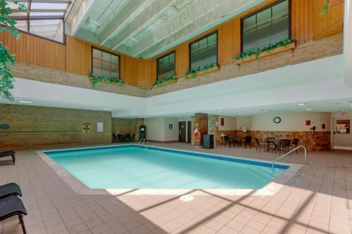 密西沙加的住宿－多倫多機場最佳西方酒店，大型建筑中的大型游泳池