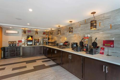 un bar con armadi in legno e un muro in pietra di Best Western Plus Bowling Green a Bowling Green