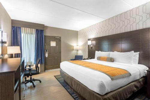 een hotelkamer met een groot bed en een bureau bij Best Western Plus Bowling Green in Bowling Green