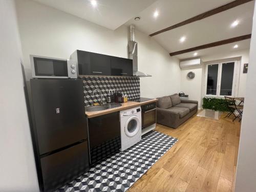 une cuisine avec un évier et une cuisinière four supérieur dans l'établissement T2 centre ville au calme absolue, à Marseille