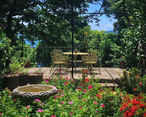 a patio with a table and chairs and flowers at Casa Única in La Laguna