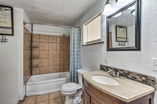y baño con lavabo, aseo y ducha. en Riverfront Dorena Home with Hot Tub and Game Room!, 
