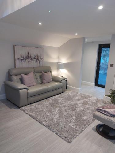 sala de estar con sofá y alfombra en Mulranny Bay Apartment, en Mulranny