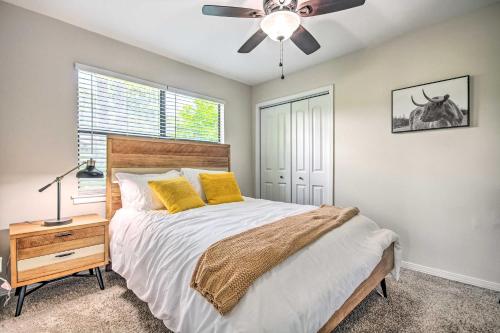 - une chambre avec un lit et un ventilateur de plafond dans l'établissement Navarre Home with Game Area and Screened-In Porch, à Navarre