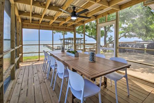 Φωτογραφία από το άλμπουμ του Waterfront Livingston Home with Dock and Porch! σε Blanchard