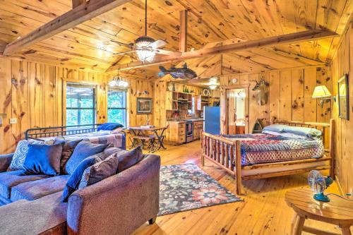 un soggiorno con divano e un letto in una cabina di Mountian View Retreat Less Than 2 Mi to White River! a Mountain View