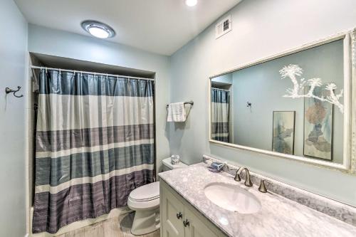 y baño con lavabo, aseo y espejo. en Palmetto Dunes Villa with Views Steps to Beach!, en Hilton Head Island