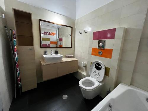Ένα μπάνιο στο The Spartan Penthouse