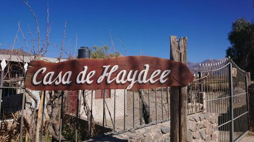 カチにあるCasa de Haydeeのフェンスに「cac de havillole」と書かれた看板