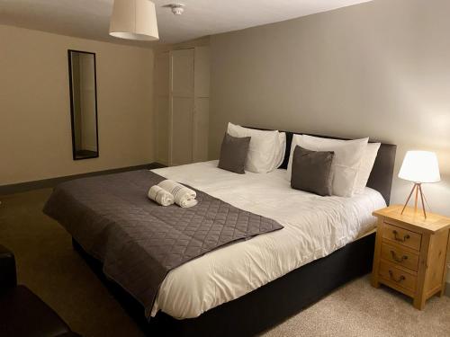 - une chambre avec un grand lit et 2 oreillers dans l'établissement The Herbalist Rooms, à Retford