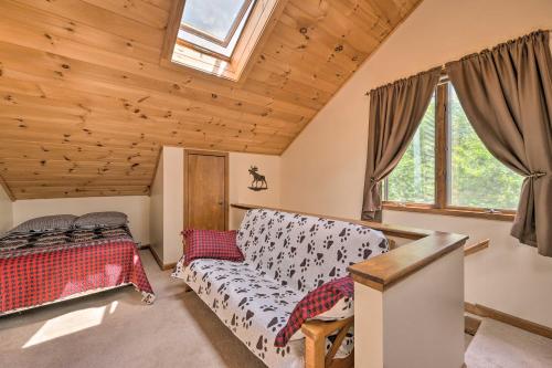 sala de estar con sofá y ventana en Campton Retreat with Mtn Views about 3 Mi to Skiing, en Campton