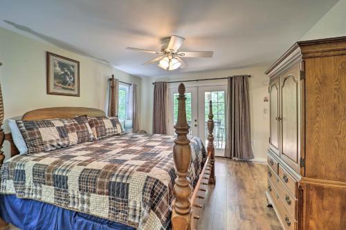 een slaapkamer met een bed en een plafondventilator bij Watauga Lake Butler Retreat with Private Dock! in Butler