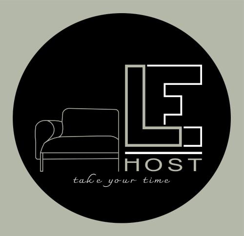 萊比錫的住宿－LE-Host，椅子和门的图像