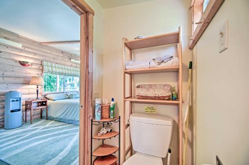 1 dormitorio y baño con aseo. en Peaceful Horicon Studio with Rock River Access!, en Juneau