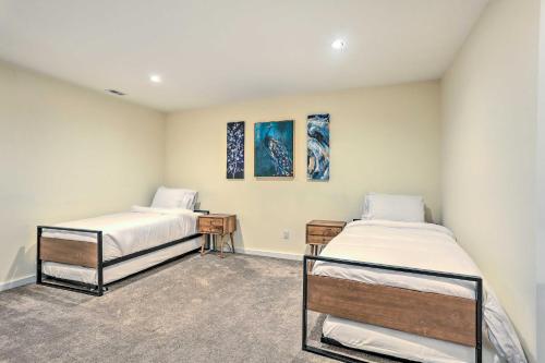 1 dormitorio con 2 camas y 2 cuadros en la pared en Sun-Lit Vernon Condo Less Than 2 Mi to Ski Resort! en Vernon Township