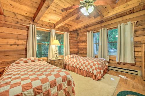 sypialnia z 2 łóżkami w drewnianym domku w obiekcie Scenic Creekside Cabin with Wraparound Porch! w mieście Highlands