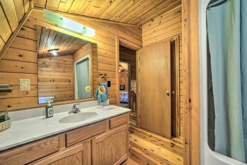 W łazience znajduje się umywalka i lustro. w obiekcie Scenic Creekside Cabin with Wraparound Porch! w mieście Highlands