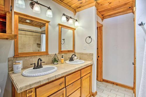 uma casa de banho com 2 lavatórios e um espelho em Texas Home with Deck and Cedar Creek Reservoir Access em Gun Barrel City