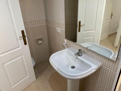 ein Bad mit einem Waschbecken und einem Spiegel in der Unterkunft Charming apartment in Denia with terrace in Denia
